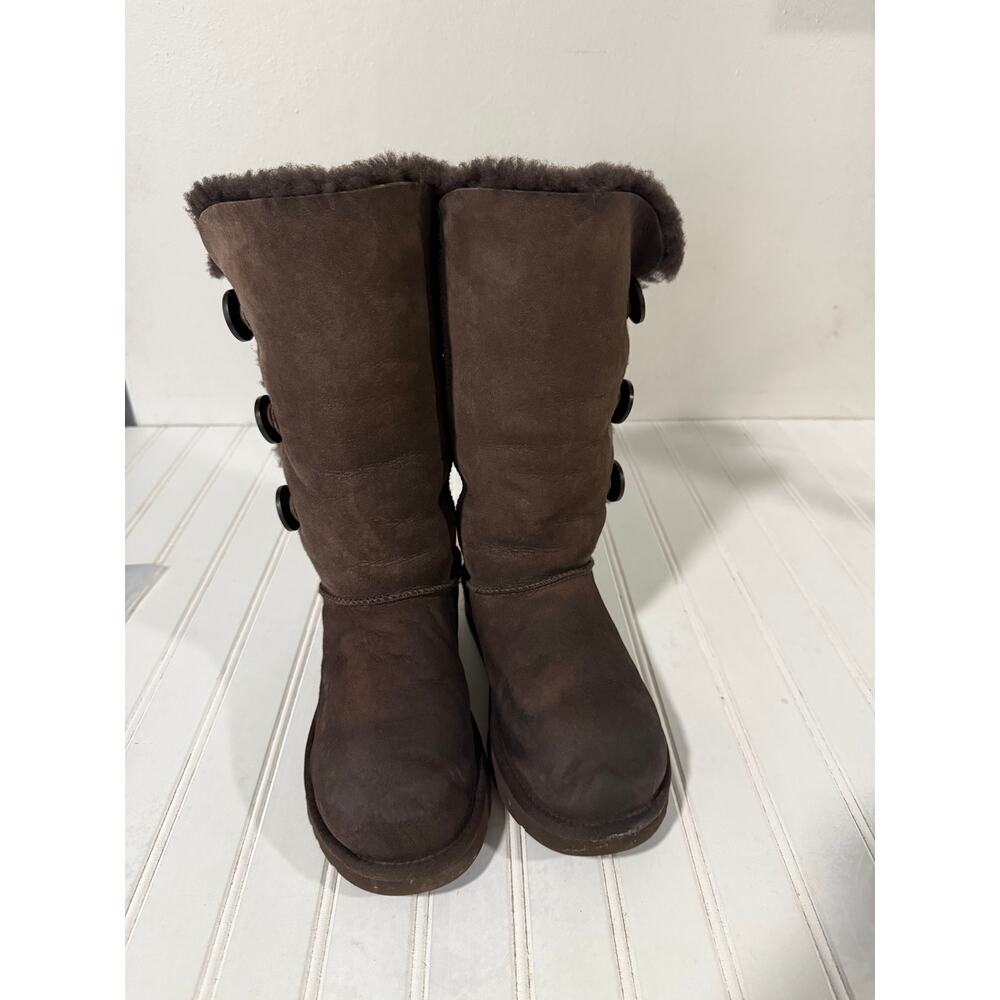 Women’s US 7 suede leather upper sheepskin lining, and blown rubber sole. - Picture 3 of 16
